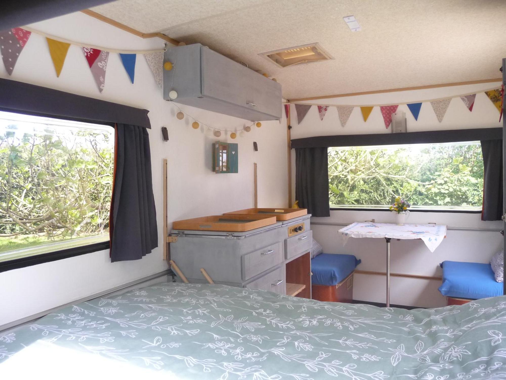 Bretagne Chambre D'Hotes Suite 53M2 Et Caravane Vintage Avec Cuisine Et Salle De Bains Privees Brittany B&B 53M2 Suite And Vintage Caravan Glamping With Private Kitchen And Bathroom Pleumeur-Gautier エクステリア 写真